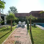 Cozy Garden Cottage Pool Villa